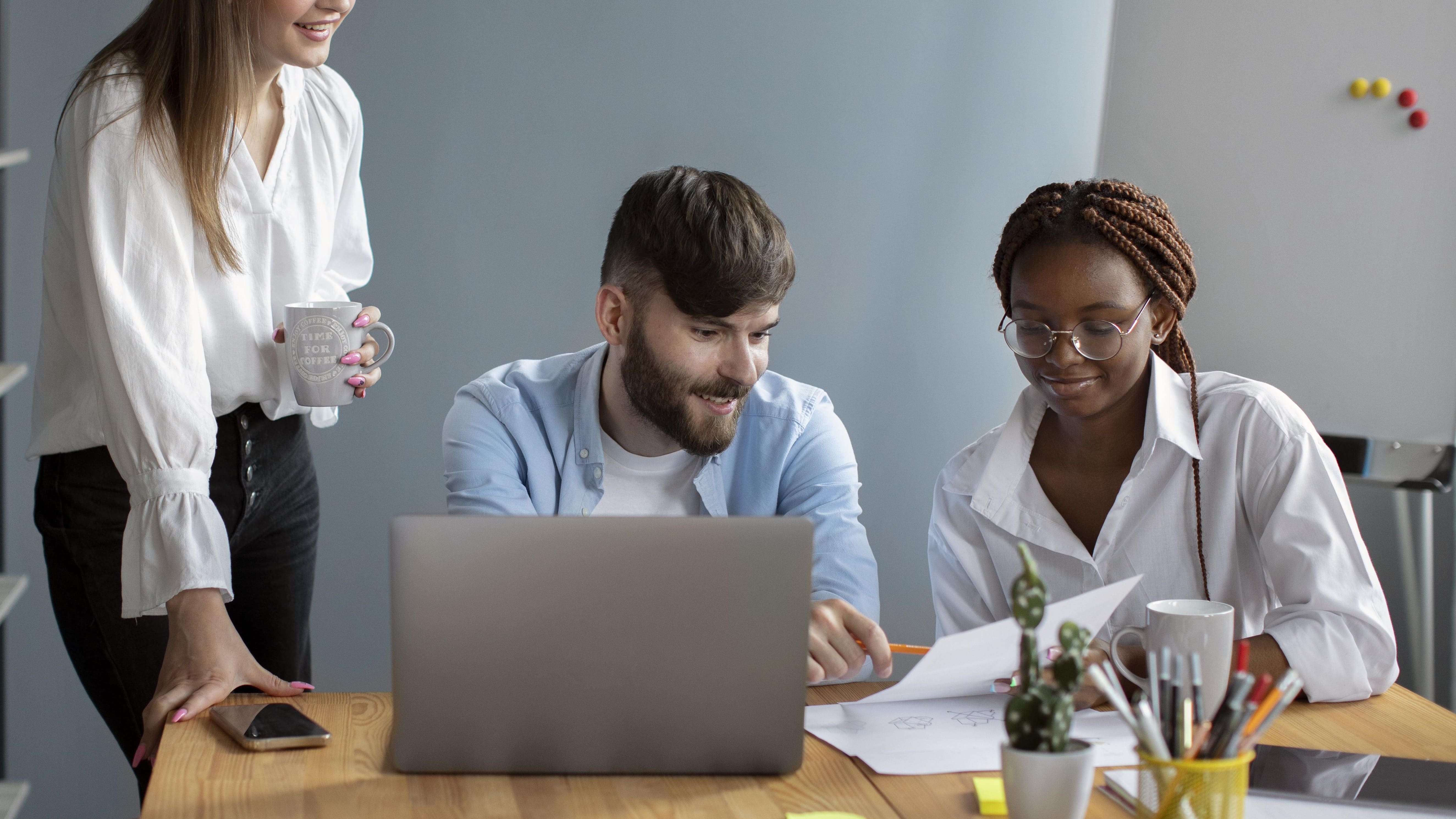 jovens-trabalhando-juntos-em-uma-empresa-iniciante_1